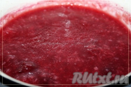 Всыпать манную крупу, сахар, кокосовую стружку в кипящий сок и варить манку до готовности, помешивая, 3-5 минут.
