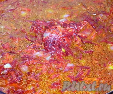 Выкладываем в кастрюлю чесночную и свекольную заправку. Пробуем на вкус и солим, если нужно. Доводим до кипения, выключаем огонь и настаиваем борщ не менее часа.