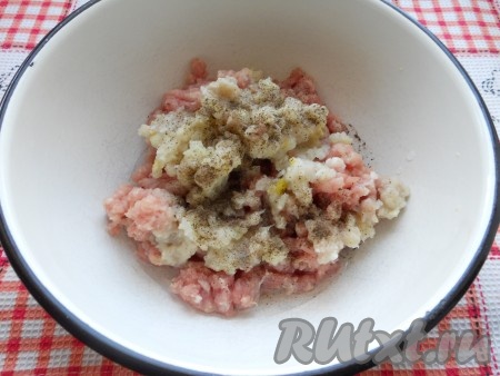 Посолить фарш и поперчить, влить холодную воду, тщательно перемешать.