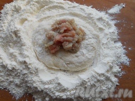 Руками сформировать лепешку, вмешивая в нее муку (не много). Лепешка должна быть мягкой, присыпанной мукой. В середину поместить 1-2 чайные ложки мясного фарша.
