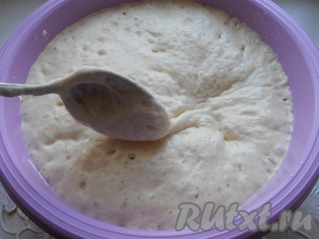 Оставить тесто в теплом месте для подхода на 30-40 минут, затем перемешать и поместить миску с тестом в холодильник до второго подхода (минут на 30).