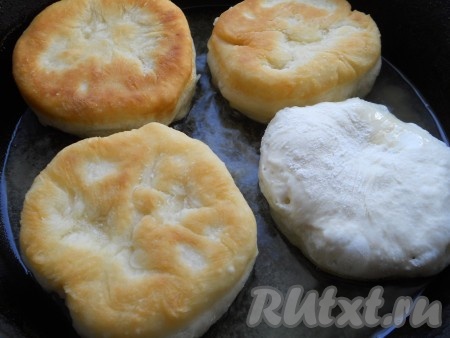 Сразу же выкладывать беляши на разогретую с растительным маслом сковороду. Такие беляши заранее не лепятся, слепили 1-2 штуки и сразу же - на сковороду. Жарить на небольшом огне, до румяного цвета с двух сторон (4-5 минут с каждой стороны).
