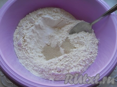 Муку просеять в глубокую миску, добавить соль, сахар, всыпать дрожжи.