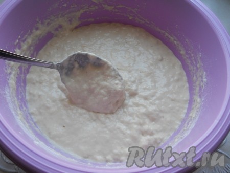 Влить частями теплую воду, ложкой замешивая тесто. Тесто должно быть по консистенции, как на оладьи.