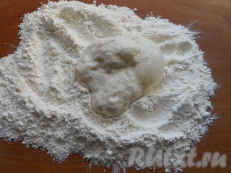 На стол насыпать 150 грамм муки. Прямо в муку выкладывать по 1-2 столовой ложке жидкого теста.

