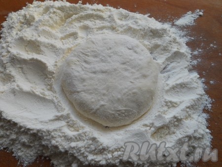 Защипнуть края лепешки сверху, также постоянно присыпая тесто мукой. Сформировать круглые беляши.