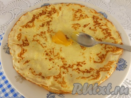 Готовые блины можно смазать мёдом и свернуть.&nbsp;
