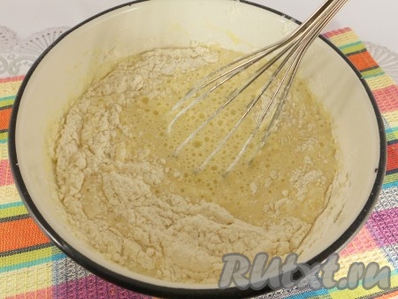 Влить тёплое растопленное сливочное масло, всыпать просеянную муку.
