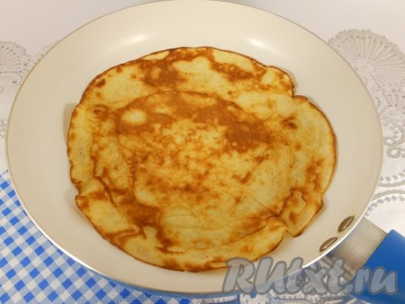 Жарить блины на сухой сковороде с двух сторон до румяного цвета, лишь для первого блина сковороду смазать растительным маслом.