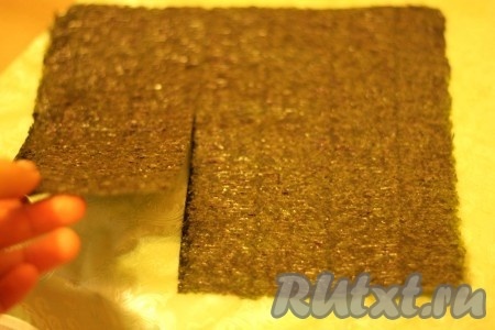 Нори разрезать вдоль по полосочкам, нам потребуется 2/4 части листа.