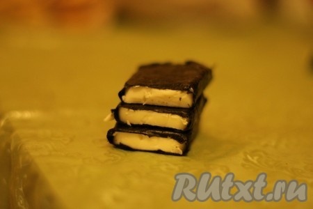 Накрыть листом и если необходимо еще смочить водой. Разрезать на кусочки сыр в нори.