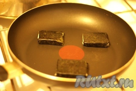 Сковородку слегка смазать топленым маслом. Обжарить сыр с двух сторон, по минуте каждую.