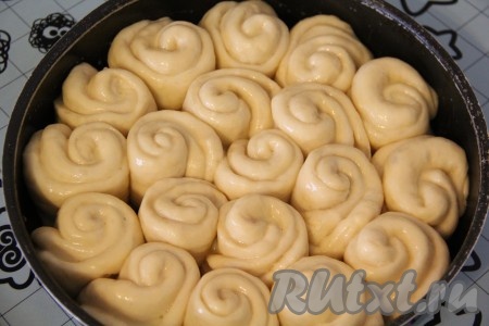 Духовку заранее разогреть. Смазать взбитым яичным желтком верх булочек и поставить в духовку примерно на 30 минут при температуре 180-200 градусов. Выпечка получается красивого золотистого цвета.
