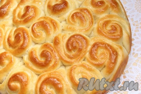 Смазать горячие булочки растопленным мёдом, дать им немного остыть, затем достать из формы. Булочки из дрожжевого теста на кефире получаются аппетитными, красивыми и очень вкусными.
