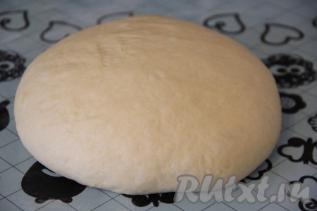 Растворить дрожжи в 100 мл тёплой воды, всыпать 1 столовую ложку сахара и оставить на 10-15 минут, должна образоваться пышная шапочка. Если шапка не появилась, значит либо дрожжи старые, либо Вы их заварили в слишком горячей воде. В глубокую миску влить кефир комнатной температуры, растительное масло, добавить яйцо, 2 столовые ложки сахара, соль, подошедшие дрожжи, слегка перемешать. Затем всыпать просеянную муку и замесить нежное, мягкое тесто. Оставить его в миске на 1-1,5 часа, накрыв полотенцем. Тесто должно увеличиться в два раза. Готовое тесто выложить на стол, припорошить мукой и хорошо вымесить тесто.&nbsp;
