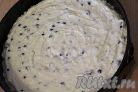 Форму для выпекания смазать растительным маслом. Выложить тесто в форму и аккуратно разровнять. Поставить форму с тестом в разогретую духовку. Выпекать пирог с кокосовой стружкой при температуре 180-200 градусов, примерно, 45 минут. Выпечка хорошо поднимется.