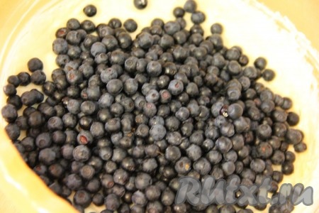 &nbsp;Затем всыпать ягоды в тесто и аккуратно перемешать.