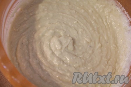 В глубокую миску просеять муку, добавить разрыхлитель, кокосовую стружку, влить яично-масляную массу, перемешать до однородной массы. Тесто получится пышным, слегка комковатым, по консистенции оно будет напоминать достаточно густую сметану.