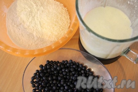 Сливочное масло растопить и слегка остудить. Яйца взбить миксером с сахаром до бела (взбивать, примерно, 4-5 минут), затем добавить молоко и растопленное масло. Взбить яично-масляную массу до однородного состояния. Ягоды вымыть и обсушить. Если ягоды заморожены и на них мало льда, значит их можно не размораживать. Если же на замороженных ягодках много льда, тогда разморозьте их и слейте лишнюю воду. Вместо ягод можно взять нарезанные фрукты.