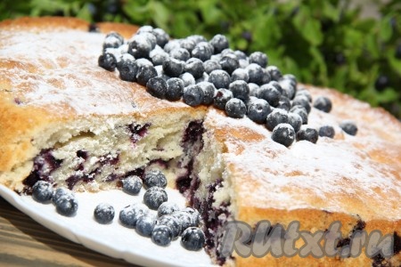 Очень вкусный пирог, приготовленный на молоке с добавлением кокосовой стружки, слегка остудить в форме, затем достать, переложить на тарелку, щедро посыпать сахарной пудрой и подать к чаю или кофе. Я дополнительно украсила ещё ягодами.