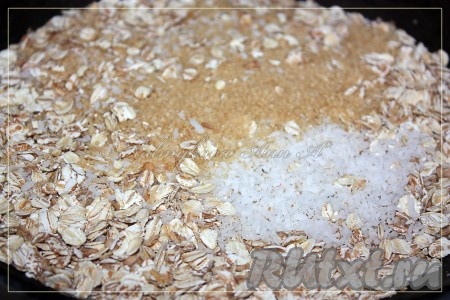 На сухой сковороде обжариваем хлопья, сахар и кокосовую стружку до красивого золотисто-коричневого цвета.
