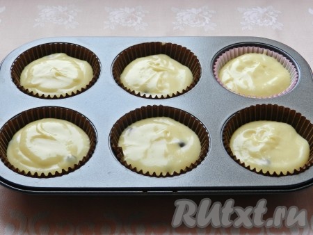 так и металлические формы. Металлические рекомендую застилать бумажными вкладышами. Поставить формочки с тестом в разогретую до 180 градусов духовку на 25-30 минут. Готовность капкейков проверить сухой деревянной шпажкой.