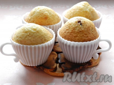 Когда капкейки полностью остынут, украсить их кремом и декоративной посыпкой.