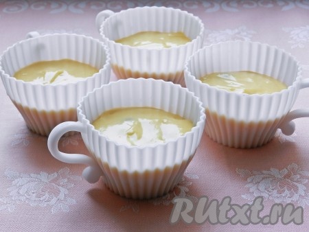 Тесто выложить в формы для выпечки на 2/3 объема. Можно использовать как силиконовые,