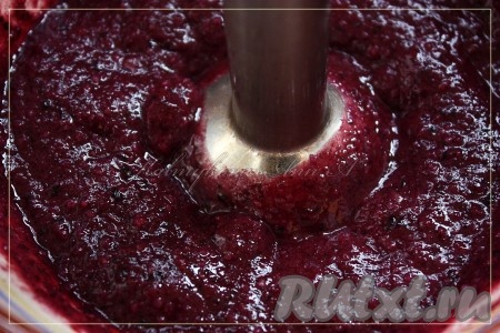 В чашу блендера сложить чернику, банан, кус кус, пробить блендером.
