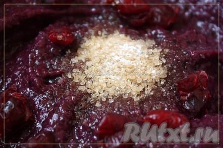 Добавить сахар, ванилин и клюкву, перемешать, разложить по чашам. Украсить сладкий кус кус рубленной сухой клюквой и цедрой лимона. Приятного аппетита!
