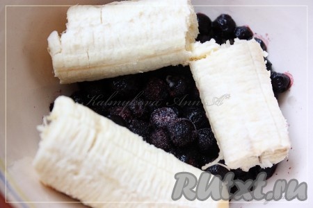 Очистить банан.
