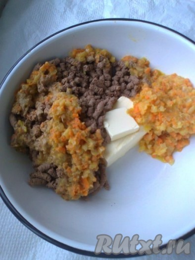 Вареную печень с овощами остужаем, пропускаем через мясорубку и измельчаем в блендере. Можно измельчить только в блендере, но очень тщательно, чтобы не осталось твердых кусочков. К паштету добавляем 100 грамм сливочного масла комнатной температуры.
