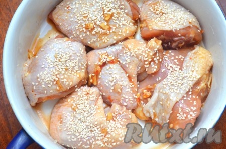 Выложить курочку в жаропрочную форму, посыпать кунжутом. Поставить форму в разогретую духовку на 40 минут при температуре 200 градусов.
