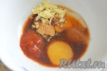 Смешать все ингредиенты для маринада (чеснок измельчить).