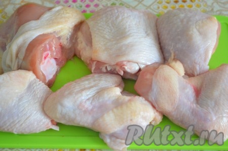 Курицу нарезать, если куски крупные.