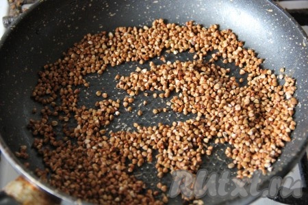 Гречку перебираем, промываем водой, затем выкладываем на сухую сковороду и обжариваем, помешивая, 2-3 минуты на среднем огне. В закипевший куриный бульон выкладываем обжаренную гречку и очищенную морковку, натёртую на крупной тёрке, доводим до кипения и варим на небольшом огне 20 минут.