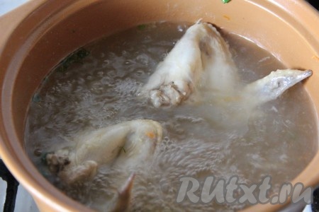 Моем части курицы, перекладываем в кастрюлю, заливаем 2,5-3 литрами холодной воды и ставим на огонь. После того как вода закипит, убираем пену и варим бульон на небольшом огне 25 минут. По истечении времени вынимаем мясо из бульона, отделяем от костей. Бульон ставим на огонь и доводим до кипения.&nbsp;