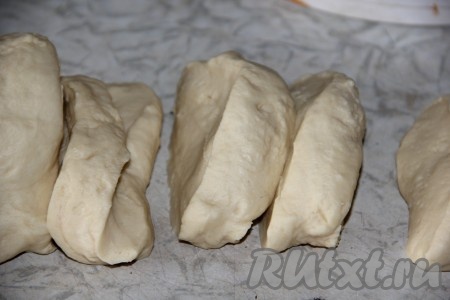 Для приготовления теста в теплый кефир добавьте сметану, яйцо, сливочное масло, сахар, соль, дрожжи, разрыхлитель и муку. Замесите мягкое тесто и оставьте его на 30 минут в тепле. Готовое тесто разделите на одинаковые шарики весом 70 грамм.
