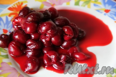 Вишню очистите от косточек.
