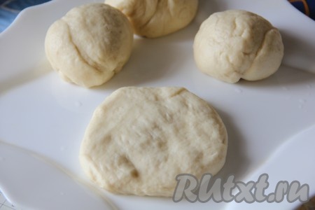 Каждый шарик раскатайте в пласт.
