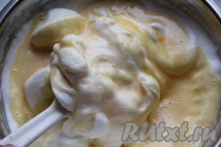 Аккуратно перемешайте нашу массу движениями лопатки "снизу вверх".