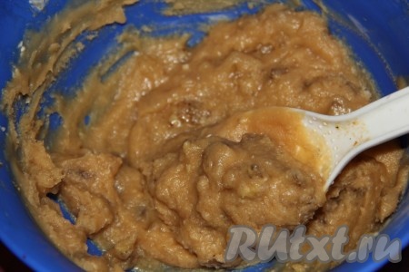 Сливочное масло комнатной температуры (масло нужно будет достать из холодильника заранее, чтобы оно успело согреться до комнатной температуры) взбейте миксером. Во взбитое масло тонкой струйкой, постоянно взбивая миксером, добавьте смесь карамели и сливок. Как только масса станет однородной, карамельный крем будет готов.