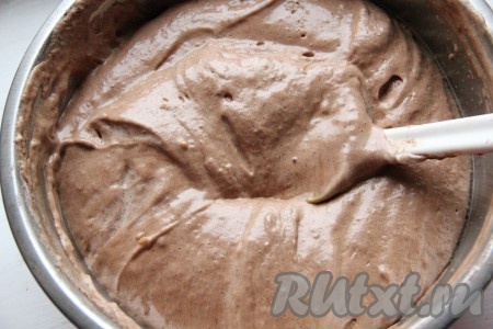 В самом конце добавьте растопленное сливочное масло комнатной температуры и разрыхлитель, перемешайте. Тесто должно получиться воздушным и в меру густым. Форму для выпечки диаметром 22 сантиметра смажьте сливочным маслом, выложите тесто, разровняйте и поставьте в разогретую духовку.