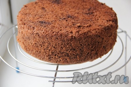 Выпекайте шоколадный бисквит при температуре 200 градусов 30 минут. Готовность бисквита проверьте сухой деревянной зубочисткой, для этого просто проколите выпечку сверху зубочисткой, если зубочистка останется и сухой, и чистой, значит бисквит готов, доставайте его из духовки.&nbsp; Готовый бисквит остудите немного, выньте его из формы и оставьте&nbsp; "отдохнуть" на 8 часов.