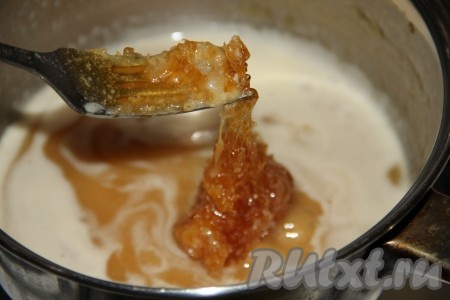 Для приготовления крема сначала сварим карамель, для этого всыпьте сахар тонким слоем в посуду с толстым дном (в ковшик или кастрюльку) и поставьте на минимальный огонь. Иногда помешивая, растворите сахар до карамельного цвета. Сливки хорошо разогрейте. Влейте горячие сливки к карамели. Карамель затвердеет, варите на минимальном огне, постоянно смешивая карамель и сливки, до полного растворения карамели.