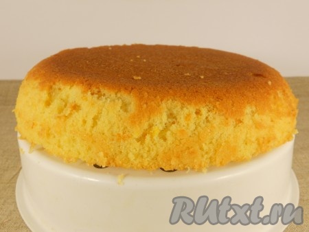 Выставить режим мультиварки "Выпечка" на 1 час 10 минут. Готовность смотрите по коржу, сверху он должен быть абсолютно сухим. Готовность можно проверить и проколов бисквит сверху сухой зубочисткой, если зубочистка останется сухой, на ней не будет следов теста, значит бисквит готов. Мощность у мультиварок разная, возможно, времени для выпечки понадобится больше. Дать испечённому бисквиту немного остыть в чаше, после чего извлечь его при помощи поддона для варки на пару (входит в комплект любой мультиварки). Аккуратно извлекайте, бисквит очень нежный! Оставить бисквит полностью остыть.