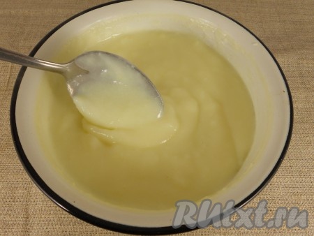 Поставить посуду со смесью на средний огонь и при постоянном помешивании довести до кипения, затем, уменьшив огонь, не переставая помешивать, проварить крем до загустения (у меня обычно крем загустевает через 3-5 минут после закипания). Снять заварной крем с огня и дать остыть.