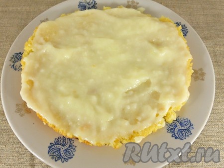 Остывший бисквит аккуратно разрезать на 2 части (у нас получатся 2 коржа). Обильно смазать заварным кремом нижнюю часть, сверху накрыть второй частью коржа.