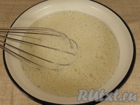 Влить молоко и хорошенько перемешать венчиком.