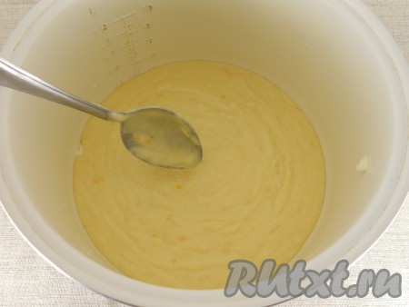 Чашу мультиварки хорошо смазать сливочным маслом. Из пергаментной бумаги вырезать круг по диаметру дна чаши мультиварки. На дно чаши поместить круг из бумаги, вылить тесто в чашу, разровнять, крышку мультиварки закрыть.